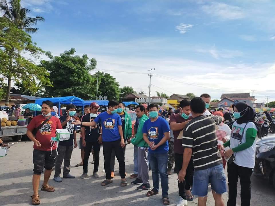 Antisipasi Penyebaran Corona, Relawan Tomy-Makassau Bagi Masker dan Antiseptik di Pasar