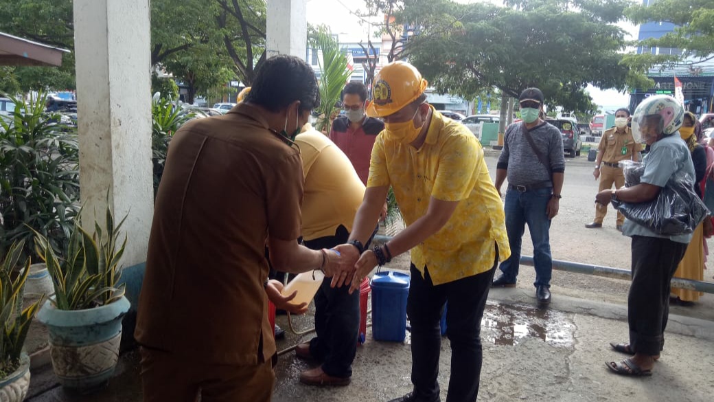 Bagi 1000 Masker, Golkar Bulukumba Juga Semprot Disinfektan di Pasar Sentral