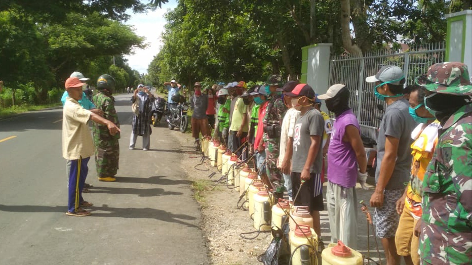 Cegah Penularan Covid-19, Warga Rilau Ale Inisiatif Semprot Disinfektan ke Lingkungannya