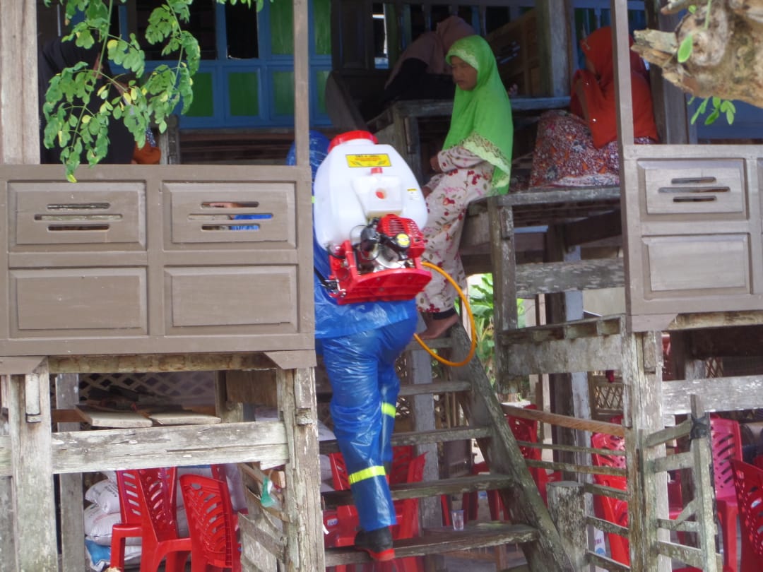 Desa Manyampa Gotong Royong Tangkal Covid - 19 Dengan Penyemprotan Disinfektan Sampai Ke Rumah Warga