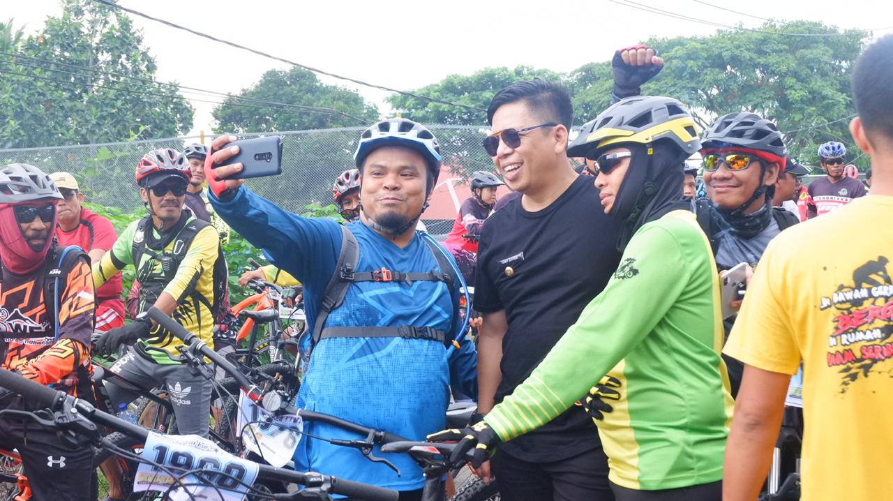 Disambut Peserta Gowes, Wabup Tomy Jadi Rebutan Foto Selfie