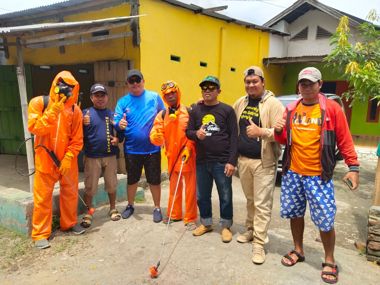 Peduli Covid-19, Kadis PUPR Bulukumba Pulang Kampung Semprot Disinfektan di Rumah Warga