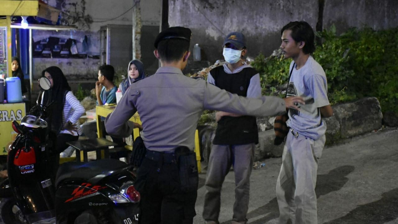 Polisi Bubarkan Pengunjung Cafe di Bulukumba