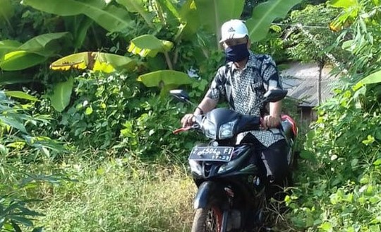 Kisah guru di Jawa Barat mendatangi rumah murid-muridnya yang tidak punya gawai dan sulit akses siaran televisi