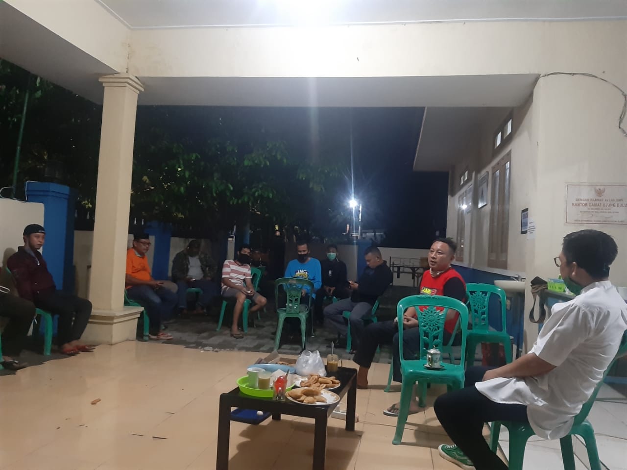 Malam-malam, Tomy Satria Semangati Petugas Posko Covid19 Ujungbulu
