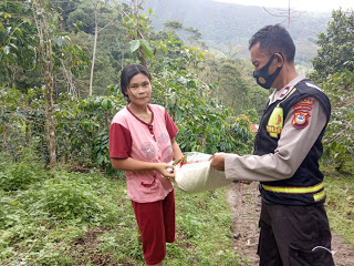 Bhabinkamtibmas Polsek Kindang Salurkan Bantuan Beras di Daerah Terpencil