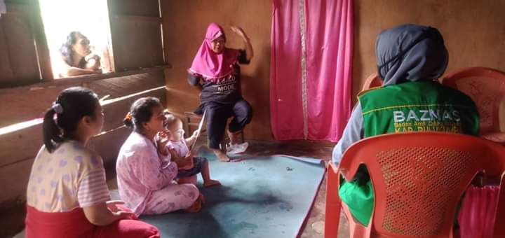 Inspiring, Guru Mengaji Ini Cari Nafkah Sebagai Buruh Tani