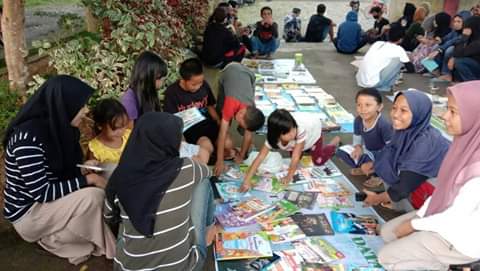 Nongkrong Literasi Pustaka Kolektif di Taman Kantor Camat Rilau Ale