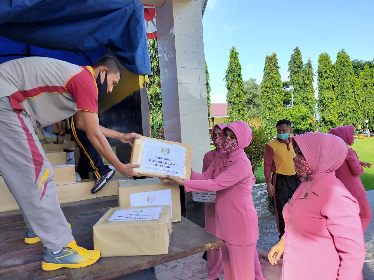 Bantuan Polres dan Bhayangkari Bulukumba Untuk Masamba