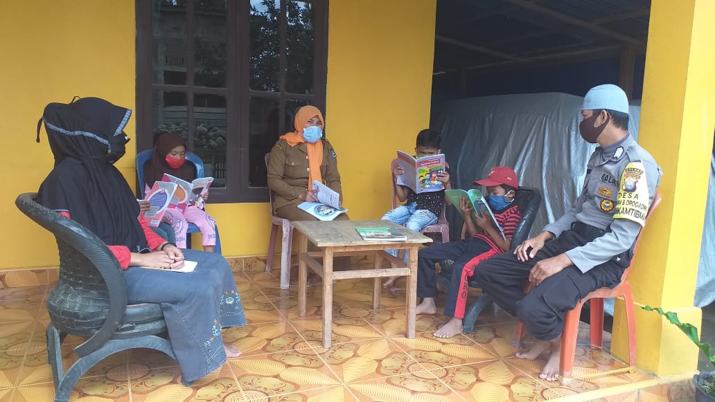 Guru di Kindang Datangi Rumah Siswa untuk Mengajar
