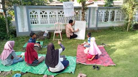 Kelasnya di Pekarangan, Papan Tulisnya adalah Dinding Rumah