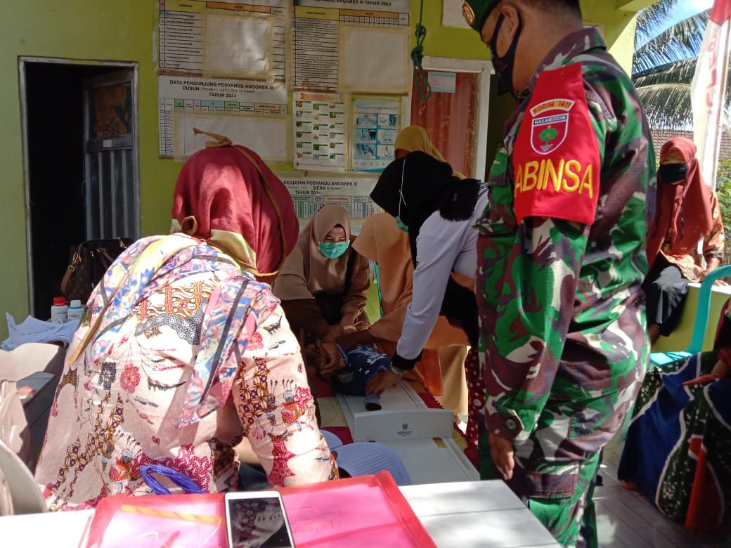 BABINSA KORAMIL 1411-06/BT DAMPINGI KEGIATAN POSYANDU DI WILAYAH BINAANNYA