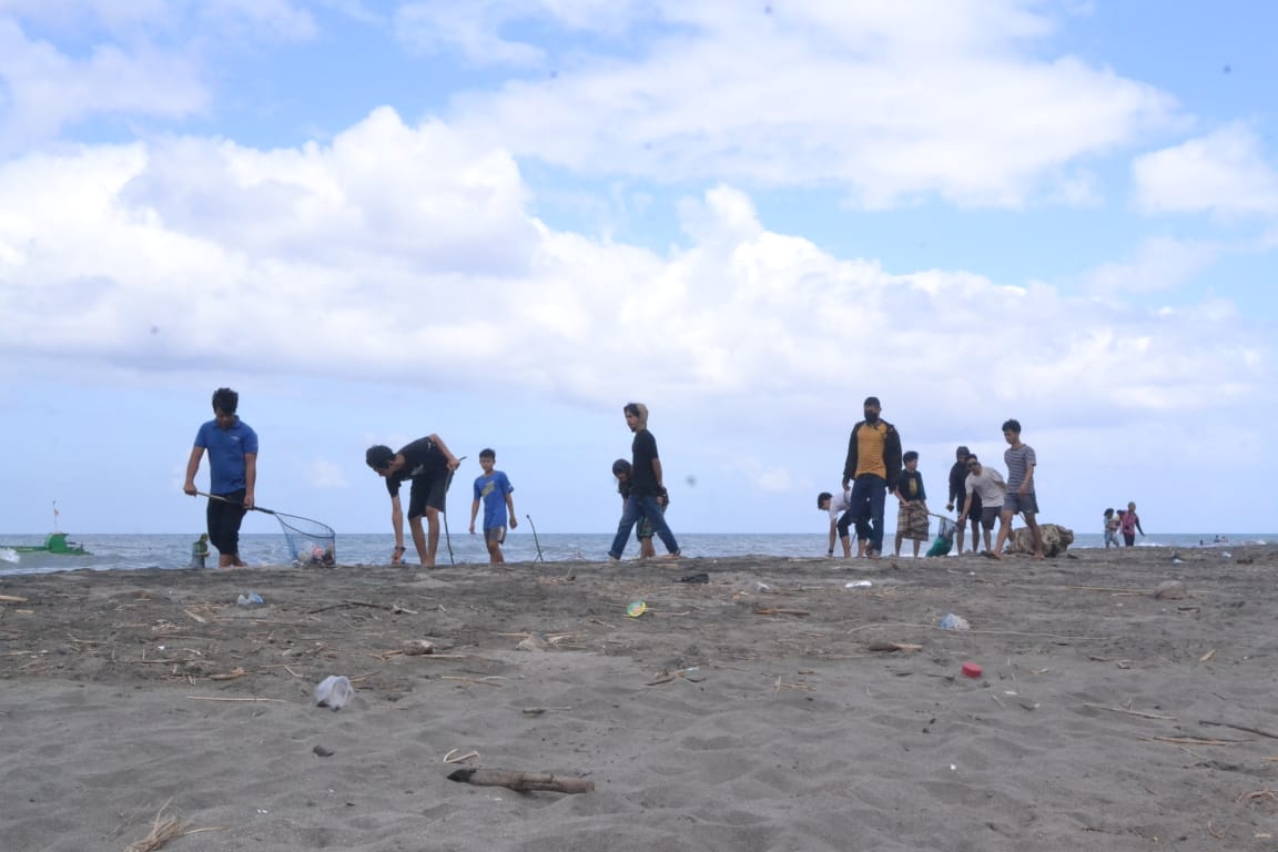 Keren, Millenial Sarajoko Bersihkan "Black Beach" Babana Ujungloe