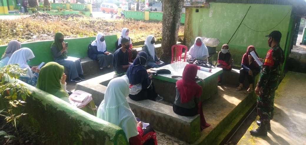 Pak Tentara di Bulukumba Bantu Siswa Ikuti Daring