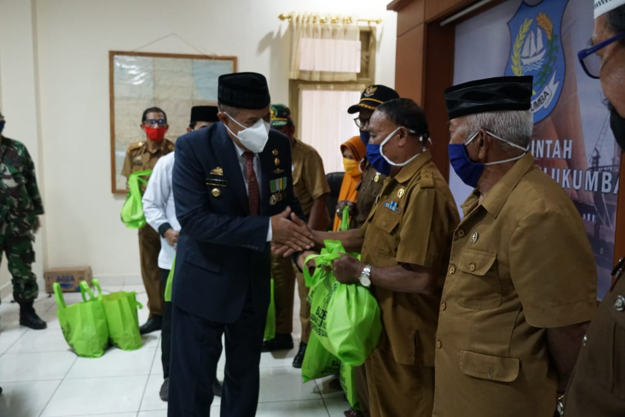 Baznas Serahkan 100 Paket Bingkisan kepada Para Veteran