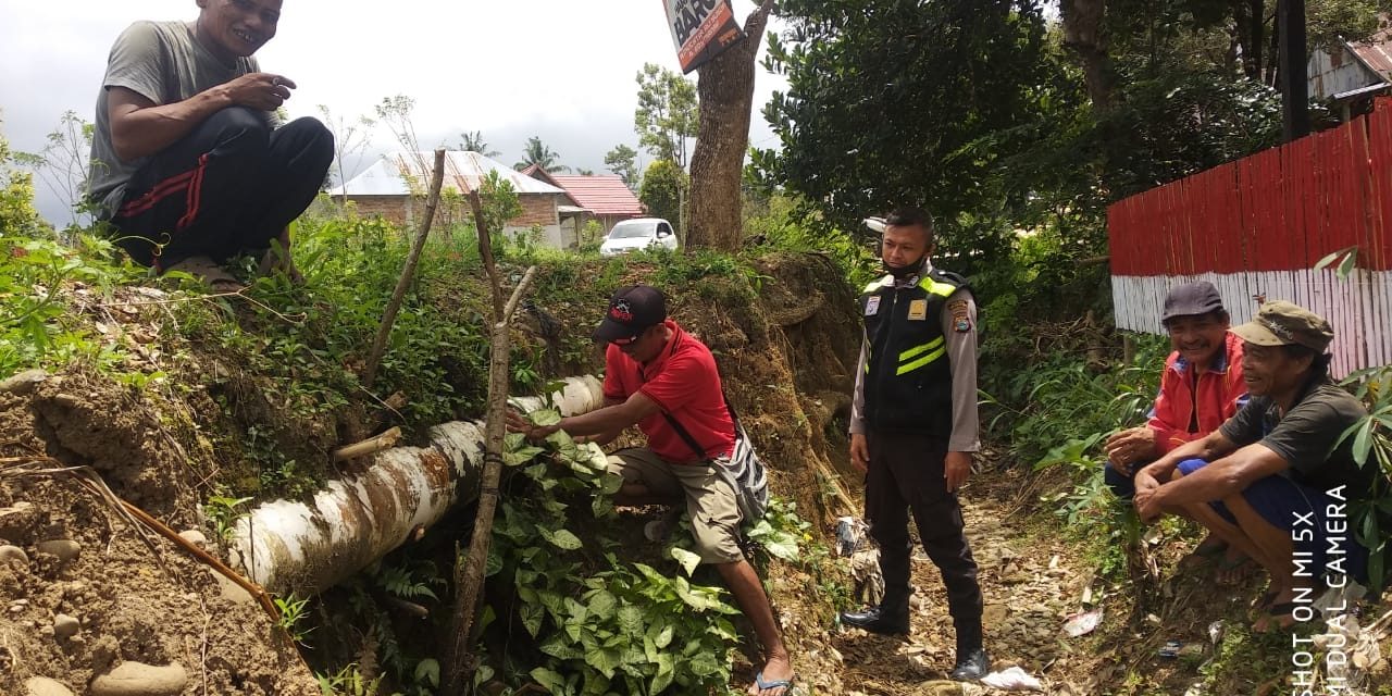 Bhabinkamtibmas Polsek Kindang Kawal Penertiban Pipa PDAM