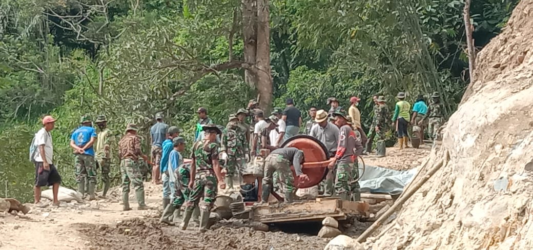 Memasuki Tahapan Finishing : TNI  Dan Warga Keroyok Pembangunan Talud