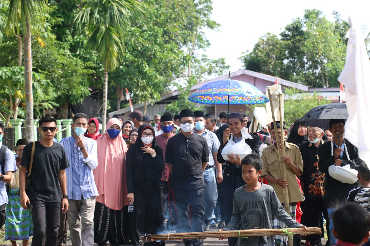 Ziarah ke Makam Kakeknya Kr. Boto Dg Pabeta, Tomy Satria Boyong Keluarga