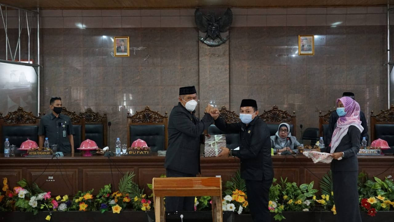 Bupati AM Sukri Sappewali, Serahkan Rancangan KUA PPAS APBD 2021
