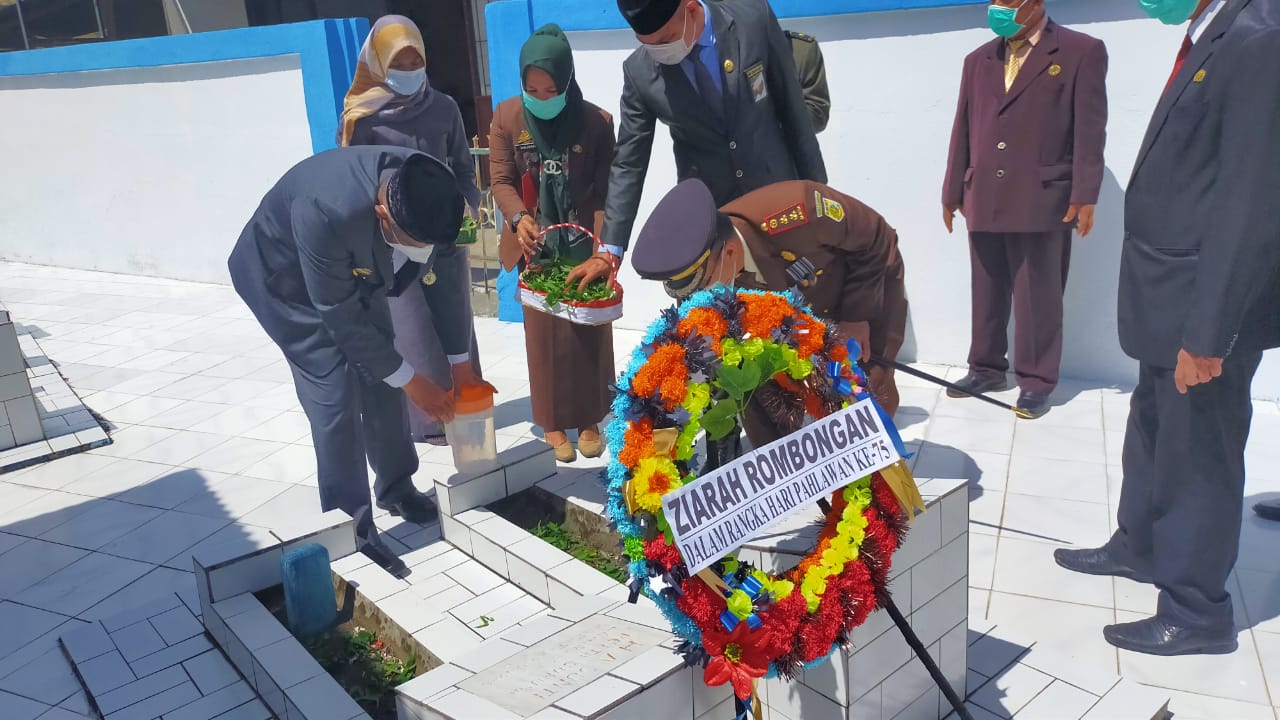 Bupati Pimpin Ziarah Makam Pahlawan di TMP dan MPN Andi Sulthan Daeng Radja