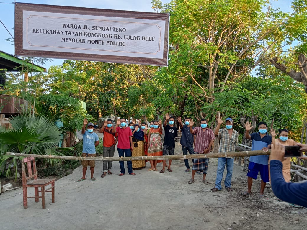 Tolak Politik Uang Warga Ujung Bulu Ramai-Ramai Bentang Baliho"Stop Money Politic"