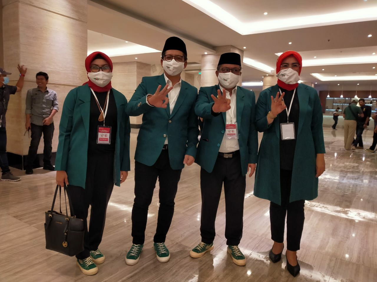 Debat Ketiga, TSY-Andi Makkasau Kompak Kenakan Jas Hijau