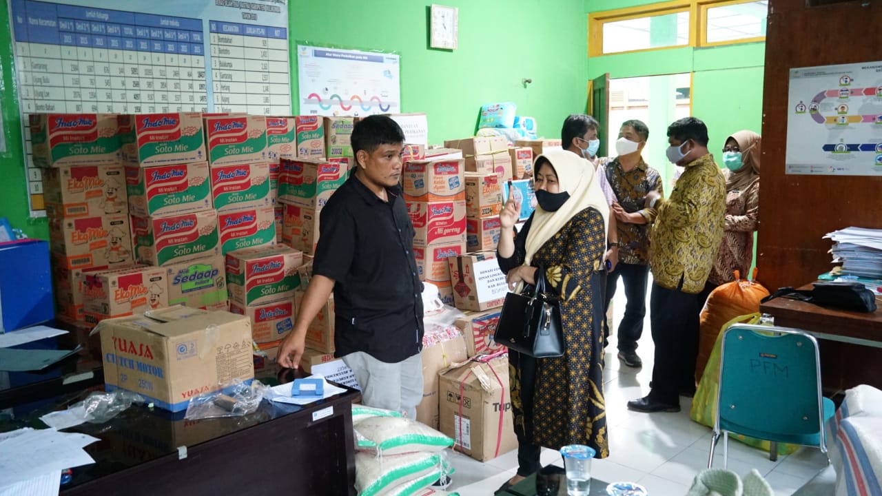 Sekda Bulukumba, Meninjau Kesiapan Logistik Di Dinas Sosial
