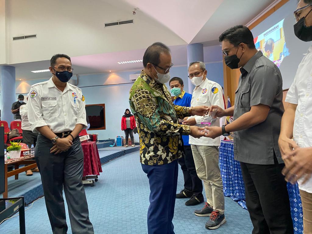 Edy Manaf Terima Penghargaan Alumni Inspiratif IKA Komunikasi Unhas
