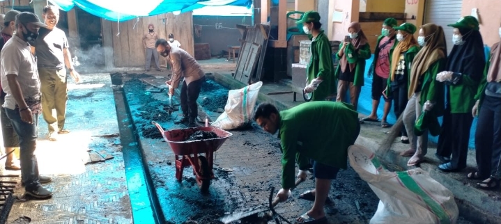 Mahasiswa KKN DDI Mangkoso melakukan kerja bakti bersama di Pasar Rakyat Tanete