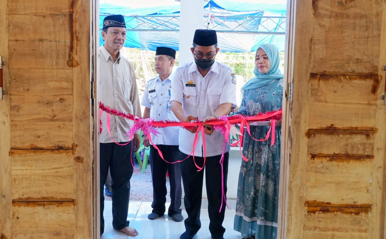 Wakil Bupati A Edy Manaf  meresmikan masjid di Kampung Manyake Desa Ara
