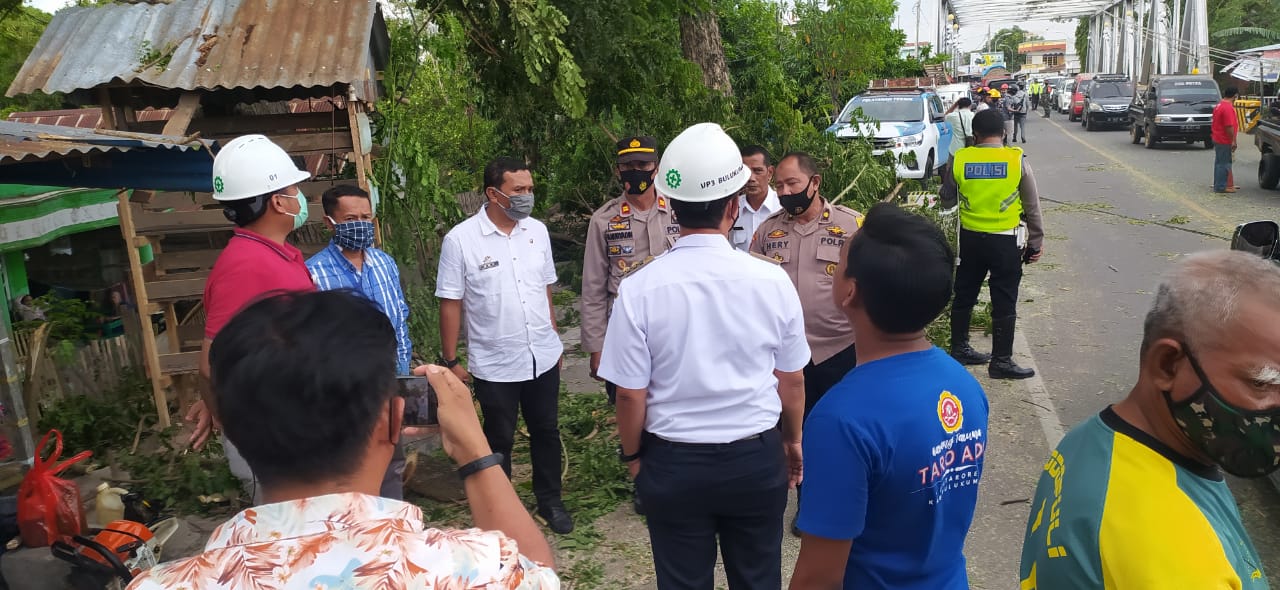 Angin kencang melanda, Kabag OPS Polres Bulukumba turun tangan