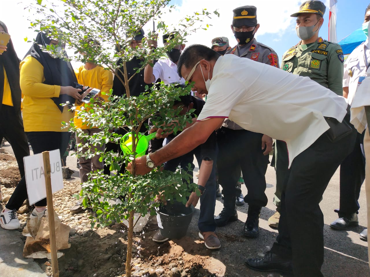 Andi Utta Pimpin Penanaman Pohon Pada Gerakan Penghijauan Turus Jalan