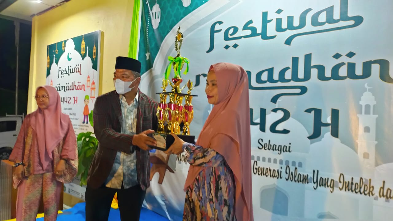 Andi Utta Serahkan Piala Bergilir Bupati Bulukumba kepada Pemenang Festival Ramadan Bira