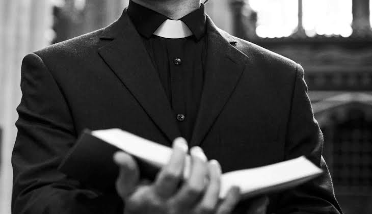 Pendeta Ini Curi Uang Gereja Untuk Pesta Seks Sama Jenis