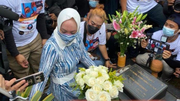 Angelina Sondakh Bebas Penjara Langsung ke Makam Adjie Massaid