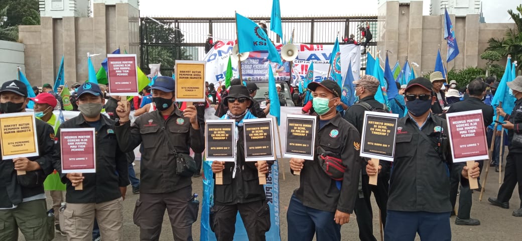 Di Depan DPR RI Buruh KSPSI Saat Ini Gelar Unjuk Rasa