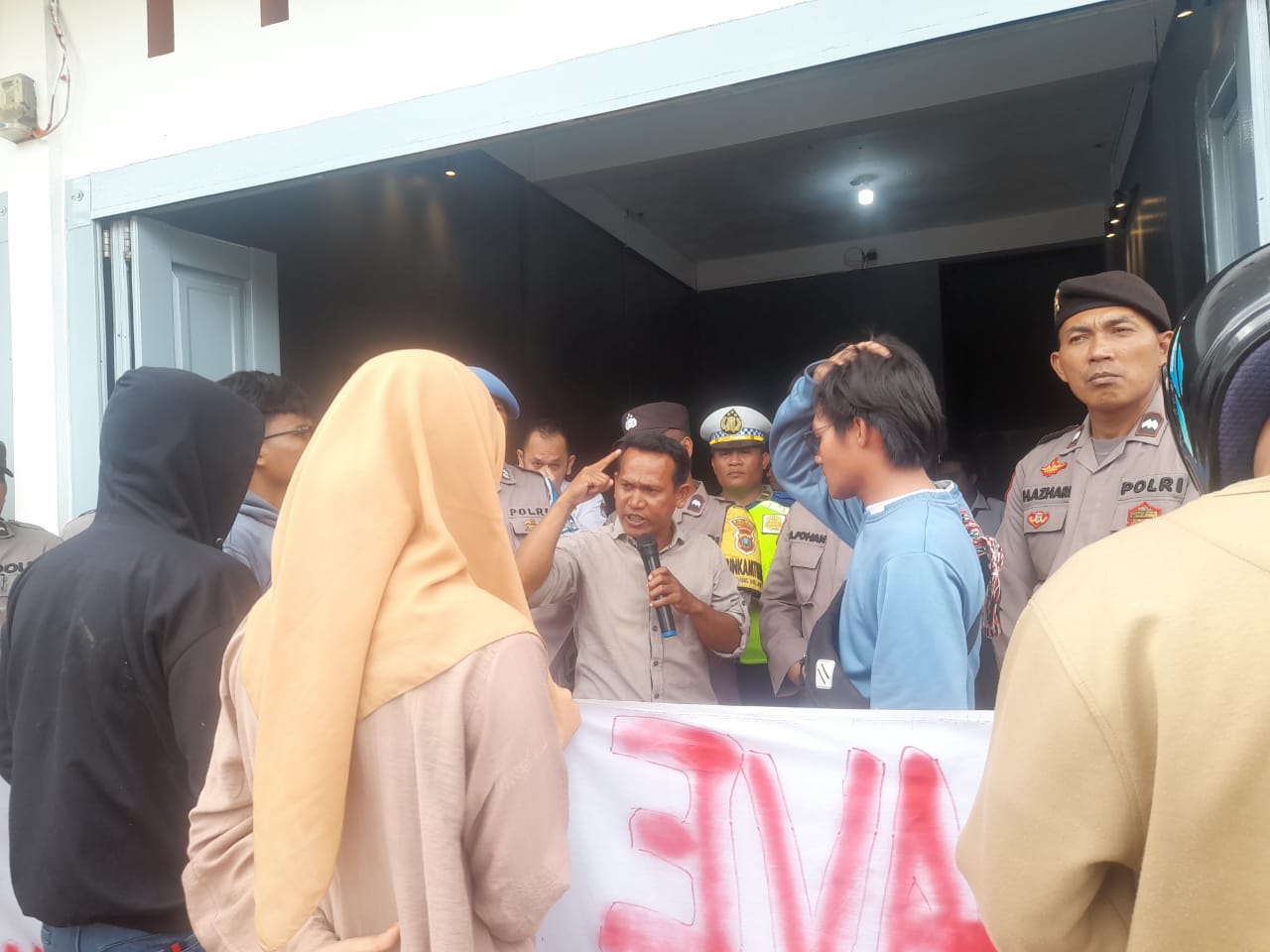 KAMPAK Merah Putih Gelar aksi Jilid II ke Kantor KPU Paluta; Usut Tuntas Dugaan Penyuapan Ditubuh KPU