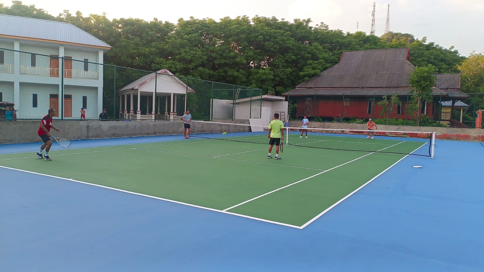 Sensasi Bermain Tenis di Wisata Tanjung Bira: Revitalisasi Lapangan Baru Memikat Pengunjung