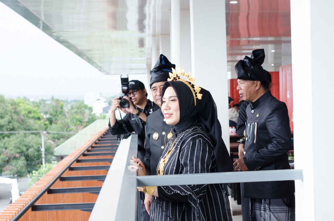 Sofha Marwah Bahtiar Terpesona Keindahan Laut Kabupaten Bulukumba dari Ketinggian Gedung Pinisi