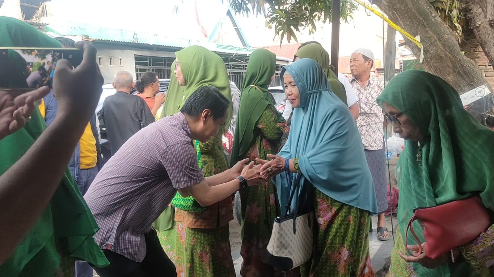 Jamaluddin M. Syamsir Kunjungi Korban Kebakaran di BTN 1, Warga Sambut dengan Hangat