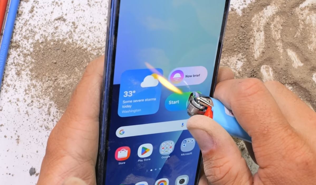 Menyiksa Samsung Galaxy Z Fold7: Dilipat, Dibakar, hingga Dihujani Pasir