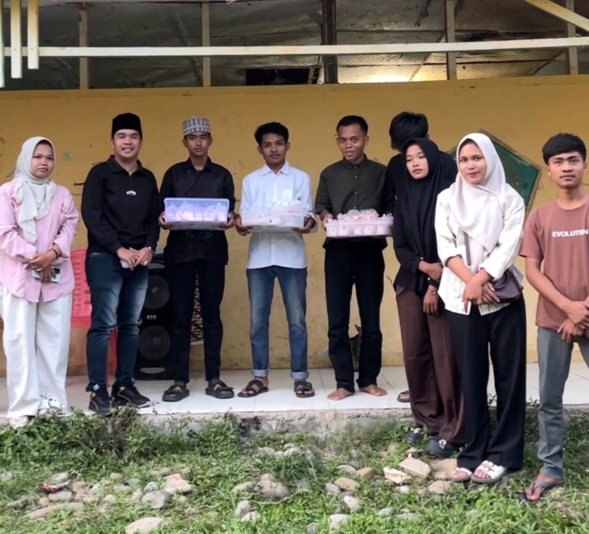 Kolaborasi Forum Pemuda Peduli PALUTA dan Puskesmas Portibi Bagikan Takjil kepada Peserta LKD IPA Padang Lawas Utara