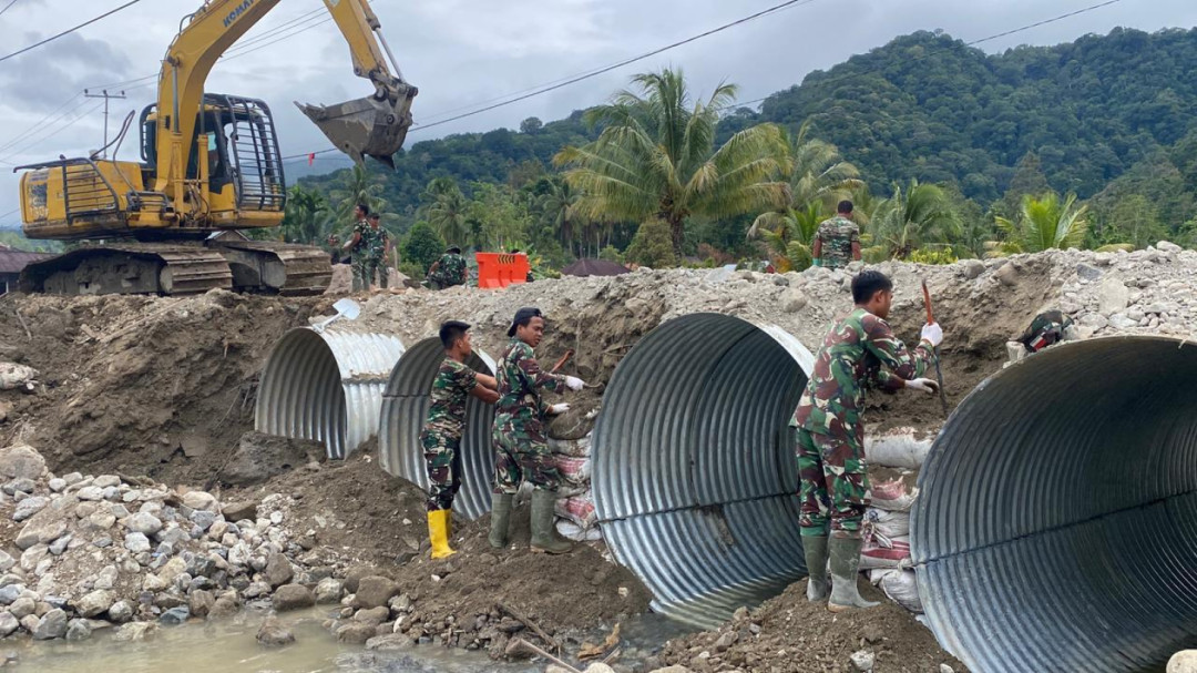 TNI Korem 023/KS Pulihkan Banjir Bandang Sumut, Akses Jalan Kembali Normal